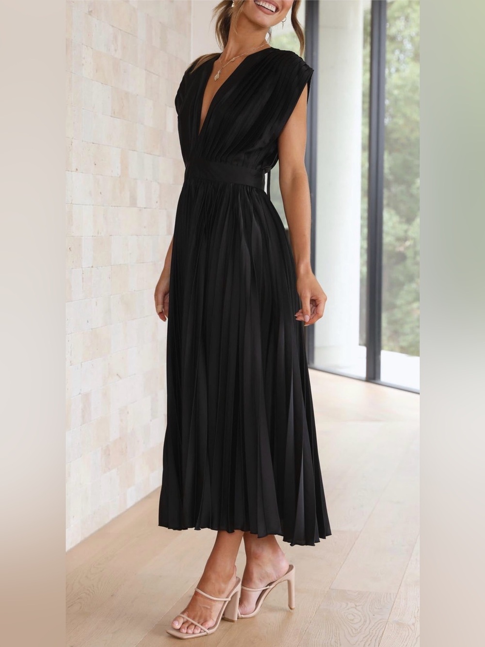 Elegant Black Pleated V-Neck Maxi Dress
Size: M